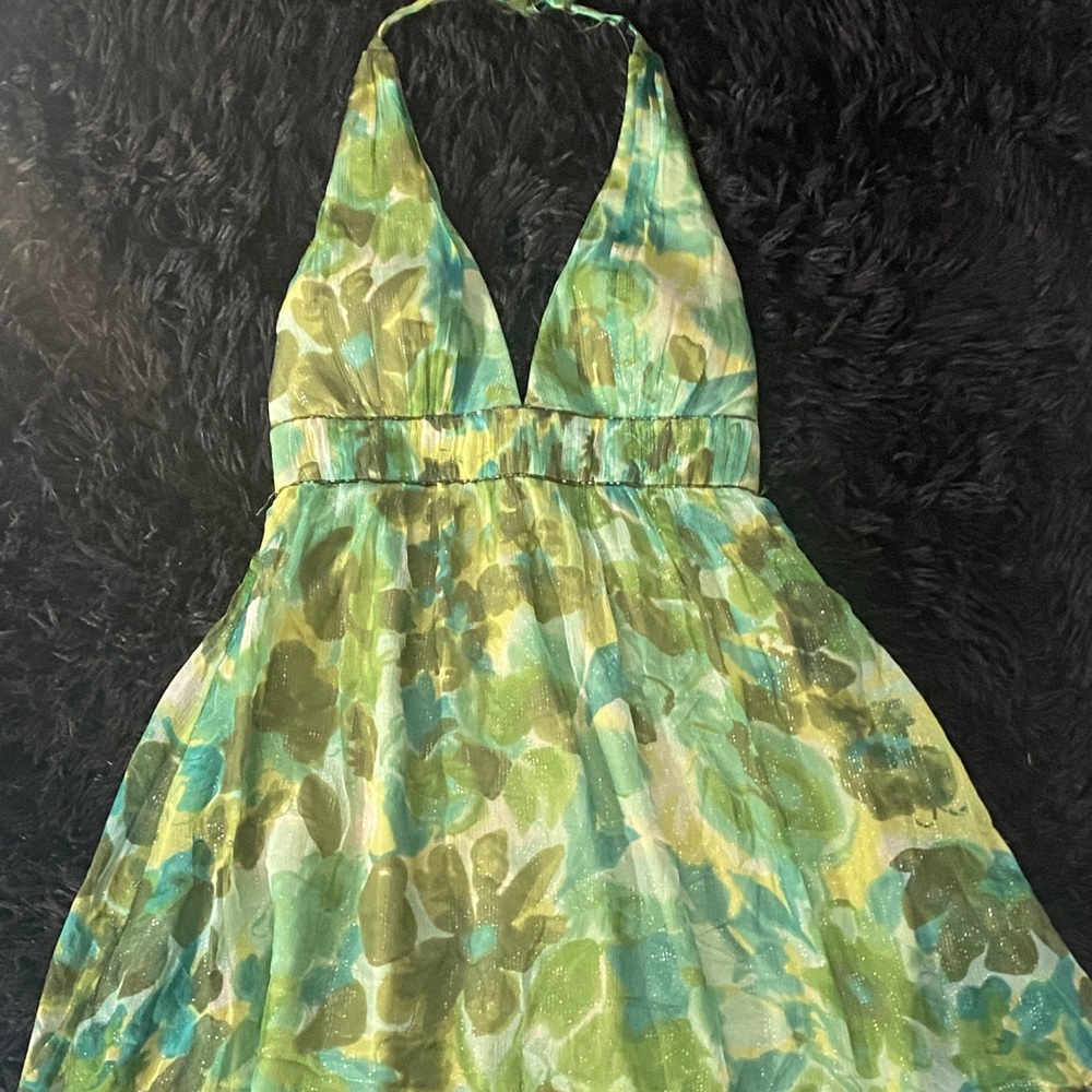 Medium length dress size 6. Very sparkly and bright. Worn once.